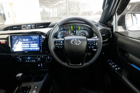 2025-Toyota-Hilux-28-GD-6-Raised-Body-Legend-4x4-Auto-Double-Cab_11