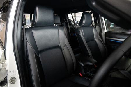 2025-Toyota-Hilux-28-GD-6-Raised-Body-Legend-4x4-Auto-Double-Cab_16