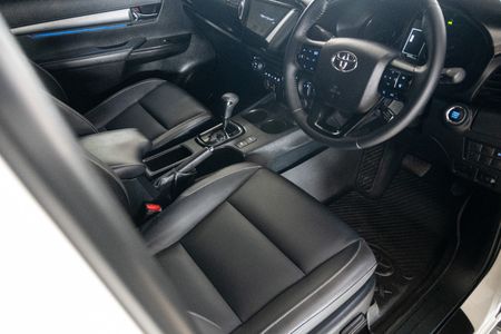 2025-Toyota-Hilux-28-GD-6-Raised-Body-Legend-4x4-Auto-Double-Cab_17