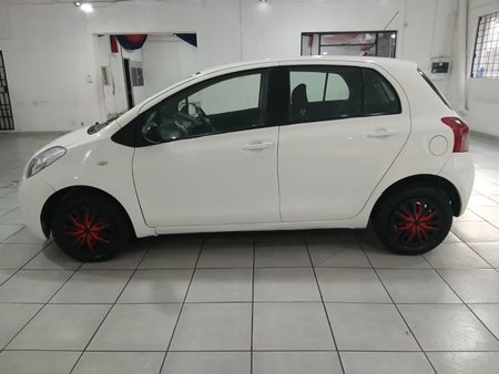 2008-Toyota-Yaris-T3_4