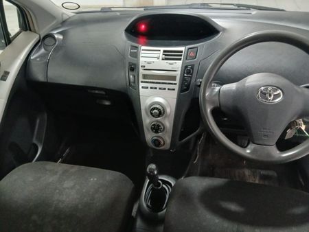 2008-Toyota-Yaris-T3_6