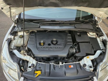 2013-Ford-Focus-20-GDi-Trend_12