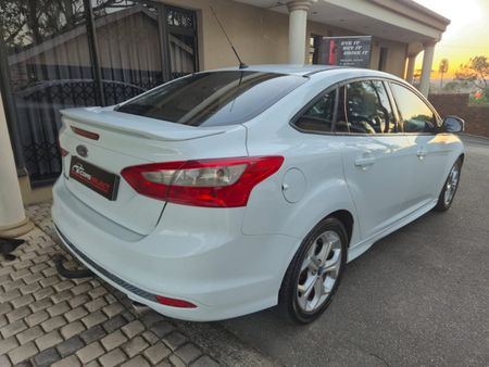 2013-Ford-Focus-20-GDi-Trend_4