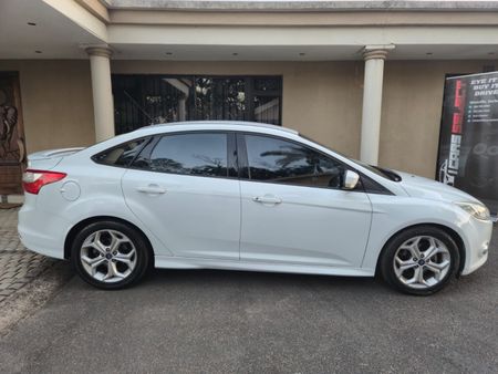 2013-Ford-Focus-20-GDi-Trend_5