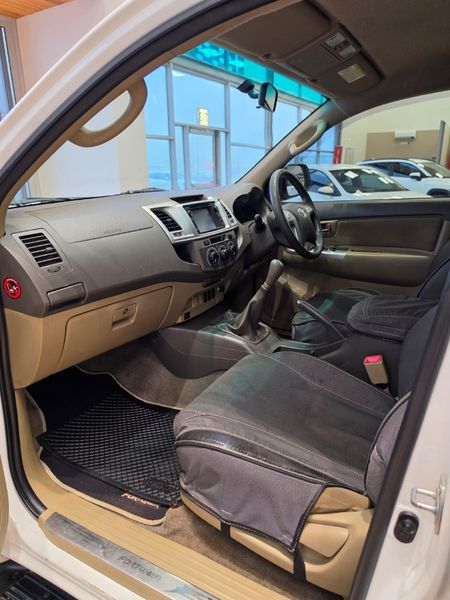 2013-Toyota-Fortuner-25-D-4D-Raised-Body_10