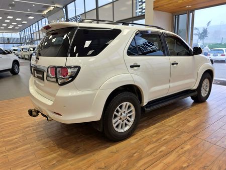 2013-Toyota-Fortuner-25-D-4D-Raised-Body_13