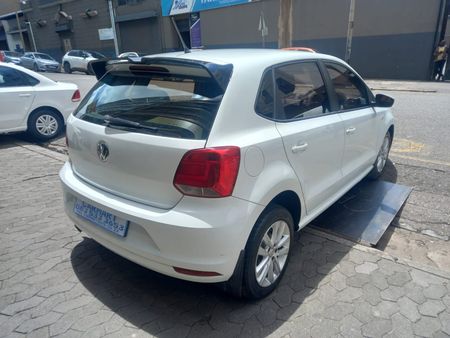 2014-Volkswagen-Polo-14-Comfortline-5-dr_3