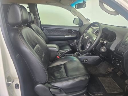 2015-Toyota-Hilux-30-D-4D-Legend-45-Xtra-Cab_9