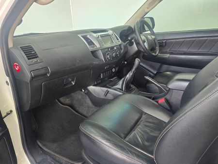 2015-Toyota-Hilux-30-D-4D-Legend-45-Xtra-Cab_14
