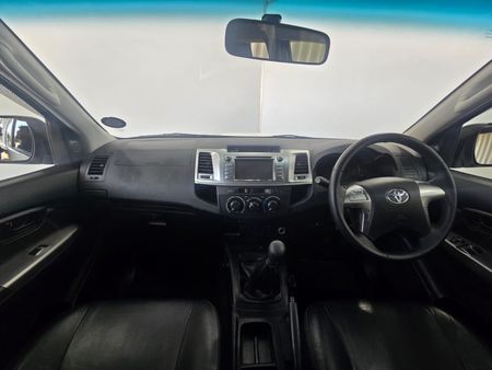 2015-Toyota-Hilux-30-D-4D-Legend-45-Xtra-Cab_16
