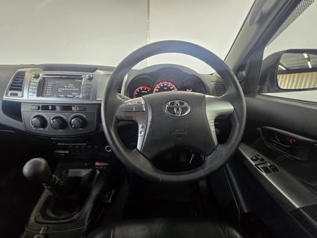 2015-Toyota-Hilux-30-D-4D-Legend-45-Xtra-Cab_17