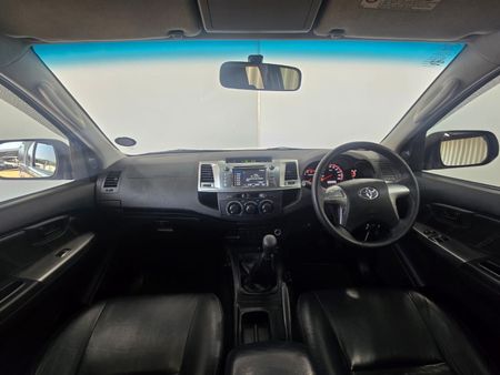 2015-Toyota-Hilux-30-D-4D-Legend-45-Xtra-Cab_18