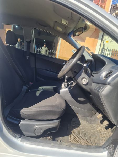 2015-Hyundai-Grand-i10-12_9