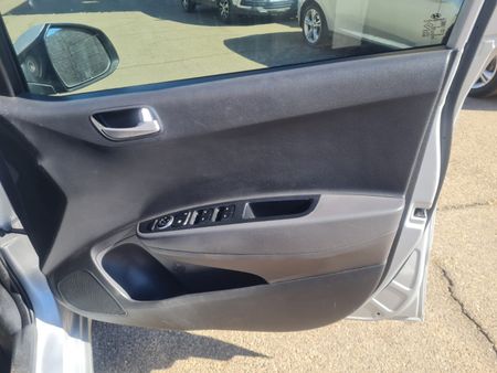 2015-Hyundai-Grand-i10-12_11