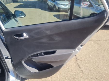 2015-Hyundai-Grand-i10-12_12