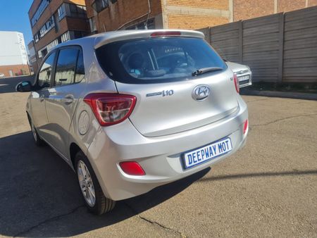 2015-Hyundai-Grand-i10-12_3