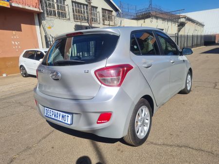 2015-Hyundai-Grand-i10-12_5