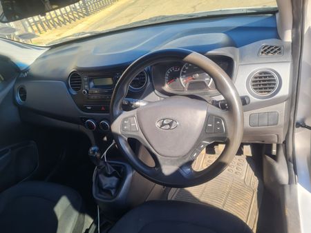 2015-Hyundai-Grand-i10-12_6