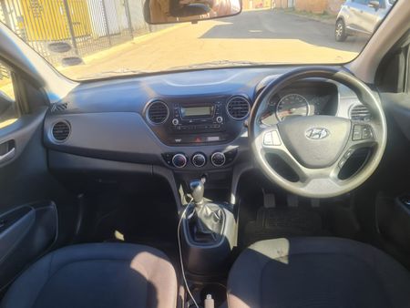 2015-Hyundai-Grand-i10-12_7