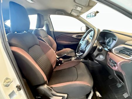 2025-Toyota-Starlet-Cross-15XS_11