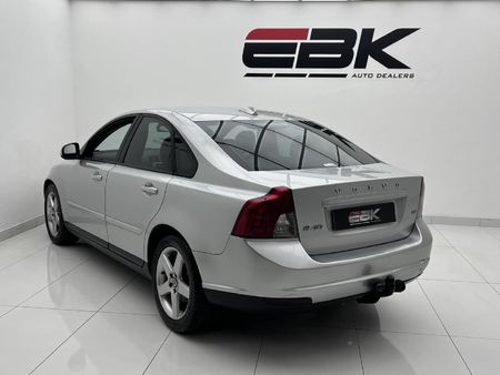 2011-Volvo-S40-20i_2