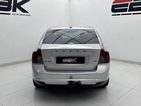 2011-Volvo-S40-20i_3