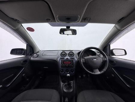 2014-Ford-Figo-14-Ambiente_10