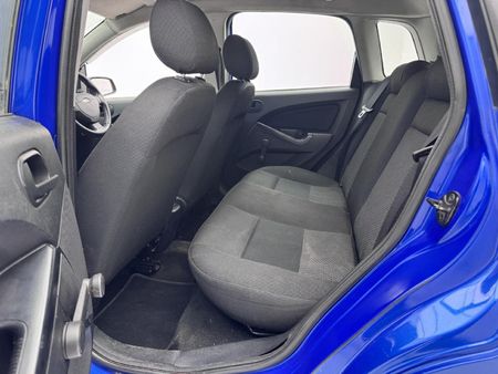 2014-Ford-Figo-14-Ambiente_11