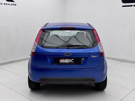 2014-Ford-Figo-14-Ambiente_4