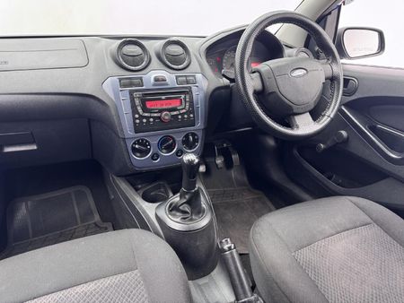 2014-Ford-Figo-14-Ambiente_7
