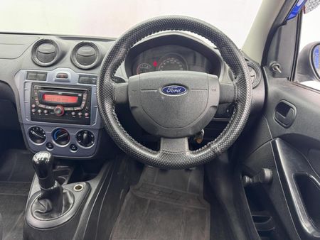 2014-Ford-Figo-14-Ambiente_8