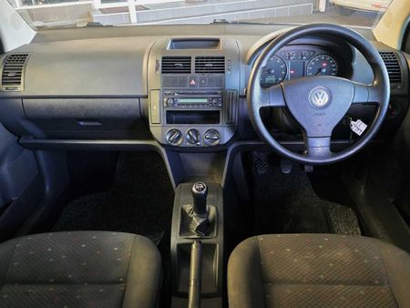 2008-Volkswagen-Polo-16-Trendline_16