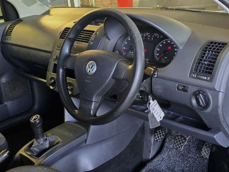 2008-Volkswagen-Polo-16-Trendline_17