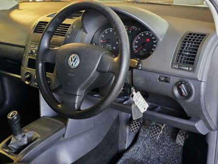 2008-Volkswagen-Polo-16-Trendline_18