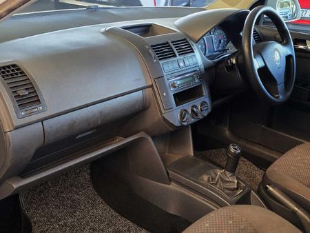 2008-Volkswagen-Polo-16-Trendline_3