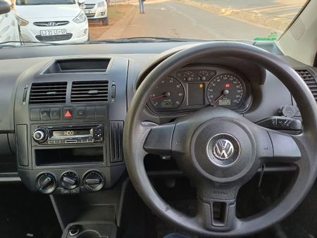 2015-Volkswagen-Polo-Vivo-GP-14-Trendline-5-dr_11
