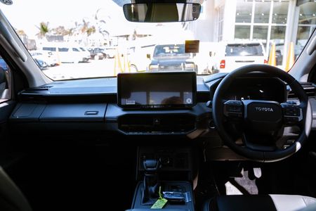 2026-Toyota-Hilux-28-GD-6-RB-Raider-X-Auto-Extended-Cab_18