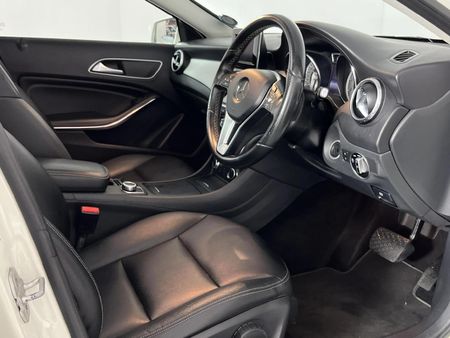 2015-Mercedes-Benz-GLA-200-Auto_9