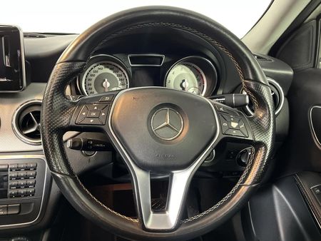 2015-Mercedes-Benz-GLA-200-Auto_11