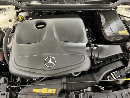 2015-Mercedes-Benz-GLA-200-Auto_13