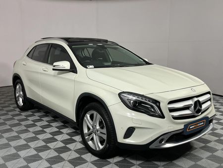 2015-Mercedes-Benz-GLA-200-Auto_16
