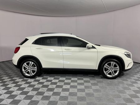 2015-Mercedes-Benz-GLA-200-Auto_17