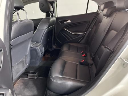 2015-Mercedes-Benz-GLA-200-Auto_3