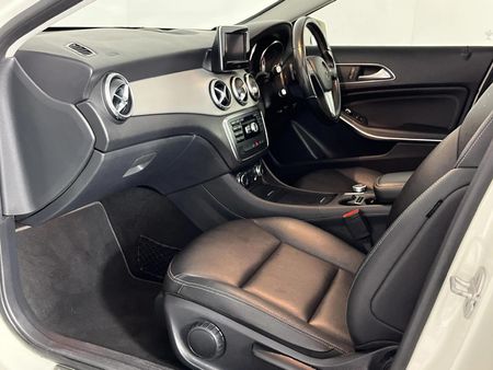 2015-Mercedes-Benz-GLA-200-Auto_8