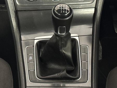 2017-Volkswagen-Golf-VII-10-TSI-Trendline_10