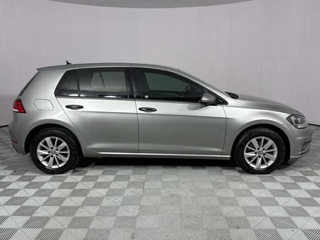 2017-Volkswagen-Golf-VII-10-TSI-Trendline_17