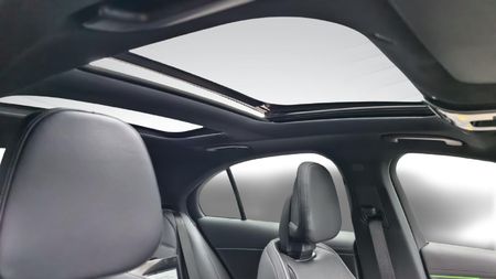 2026-Mercedes-Benz-E-Class-E220d-Avantgarde_11