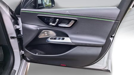 2026-Mercedes-Benz-E-Class-E220d-Avantgarde_19