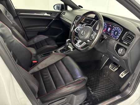 2017-Volkswagen-Golf-VII-GTI-20-TSI-Auto_9
