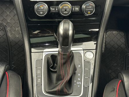 2017-Volkswagen-Golf-VII-GTI-20-TSI-Auto_10